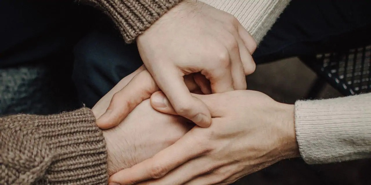 Rendre le monde fraternel : comment tenir la main de la personne vulnérable en temps de confinement ?